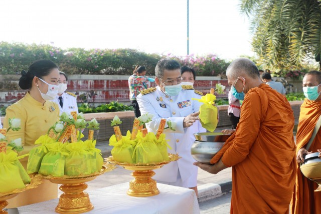 ผู้ว่าฯปทุมธานี นำข้าราชการ ลงนามถวายพระพรชัยมงคล ทำบุญตักบาตรข้าวสารอาหารแห้งแก่พระสงฆ์