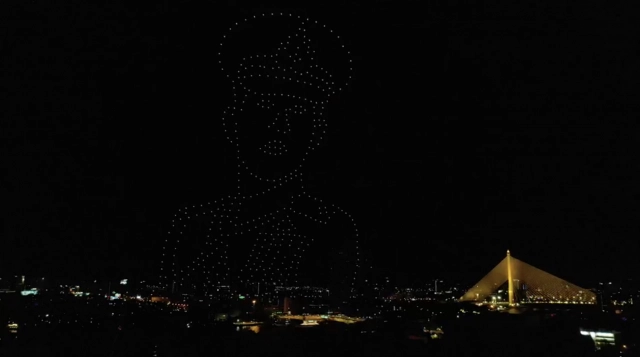 'บินโดรน'เทิดพระเกียรติ ในหลวง ร.10