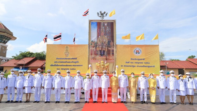 ผู้ว่าฯปทุมธานี นำข้าราชการ ลงนามถวายพระพรชัยมงคล ทำบุญตักบาตรข้าวสารอาหารแห้งแก่พระสงฆ์