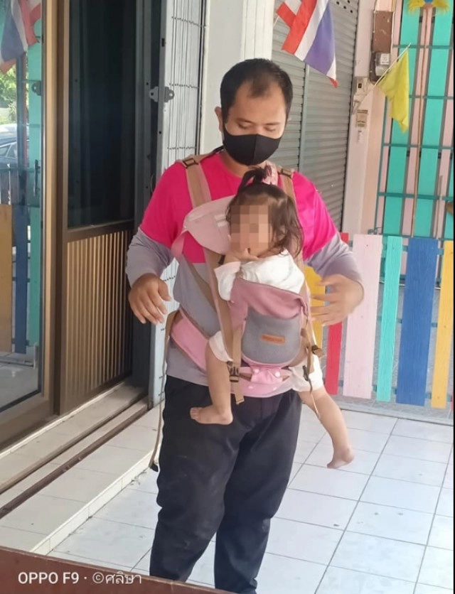 ชีวิตต้องสู้ พ่อพนักงานส่งอาหาร อุ้มลูกรับออเดอร์ทำเพื่อครอบครัว