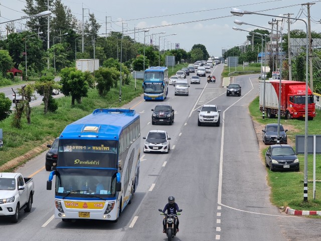 ถนนมิตรภาพรถติดหนึบ ขณะที่ บขส.โคราชแน่น คนเดินทางกลับ กทม.