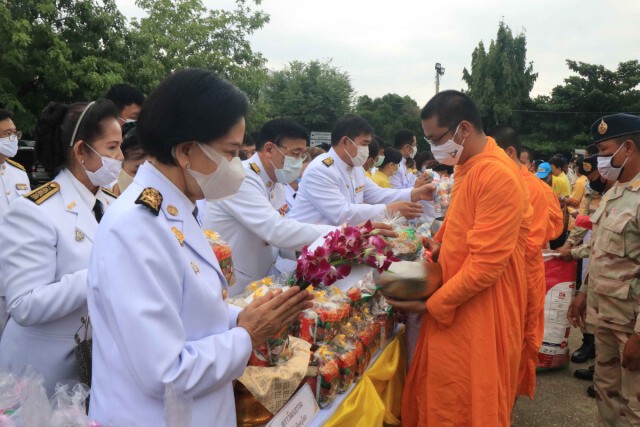 ตักบาตรถวายพระราชกุศล ร.10