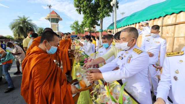 ผู้ว่าฯปทุมธานี นำข้าราชการ ลงนามถวายพระพรชัยมงคล ทำบุญตักบาตรข้าวสารอาหารแห้งแก่พระสงฆ์