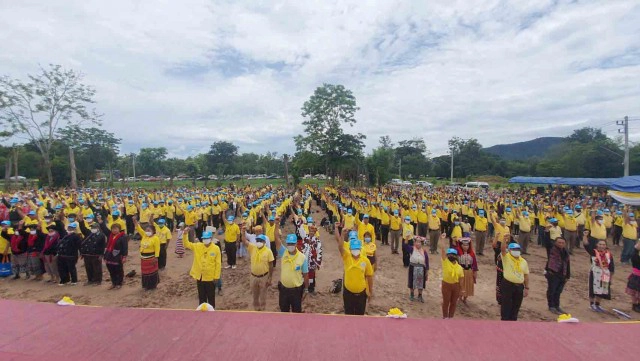 ชาวม้งกว่า 2,000 สร้างฝายเฉลิมพระเกียรติ