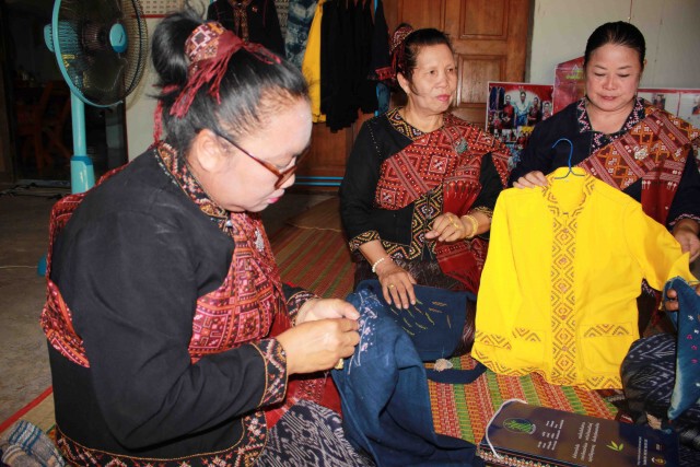 ชาวภูไทเตรียมเสื้อเหลืองแฮนด์เมดสวมใส่เฉลิมพระเกียรติ