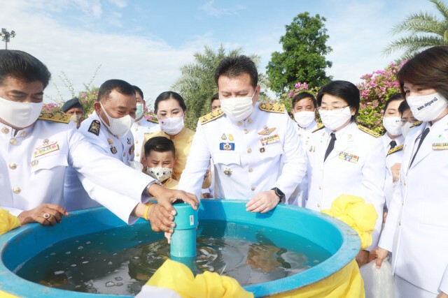 ผู้ว่าฯปทุมธานี นำข้าราชการ ลงนามถวายพระพรชัยมงคล ทำบุญตักบาตรข้าวสารอาหารแห้งแก่พระสงฆ์