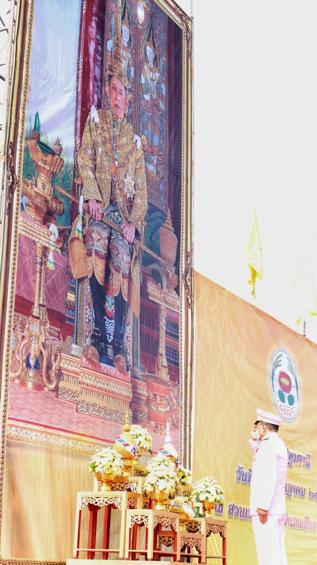 ผู้ว่าฯปทุมธานี นำข้าราชการ ลงนามถวายพระพรชัยมงคล ทำบุญตักบาตรข้าวสารอาหารแห้งแก่พระสงฆ์