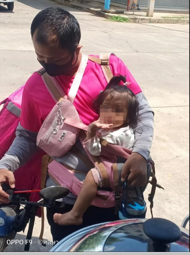 ชีวิตต้องสู้ พ่อพนักงานส่งอาหาร อุ้มลูกรับออเดอร์ทำเพื่อครอบครัว