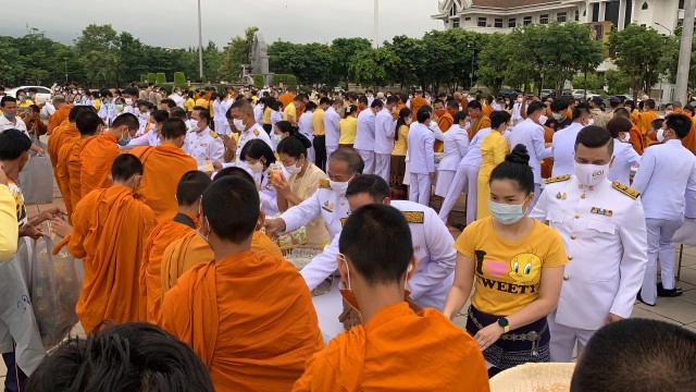 พสกนิกรทำบุญตักบาตร เฉลิมพระเกียรติในหลวงรัชกาลที่ 10