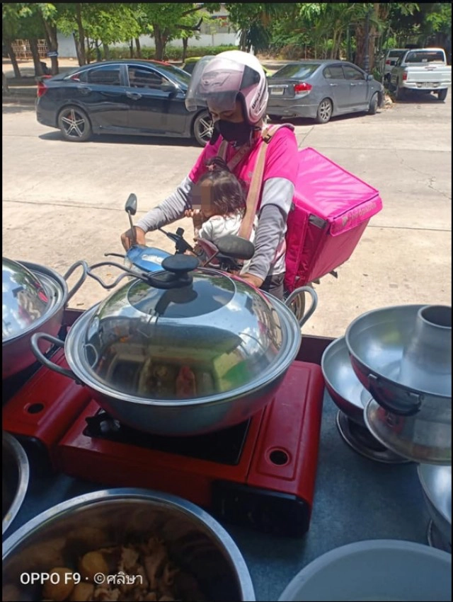 ชีวิตต้องสู้ พ่อพนักงานส่งอาหาร อุ้มลูกรับออเดอร์ทำเพื่อครอบครัว