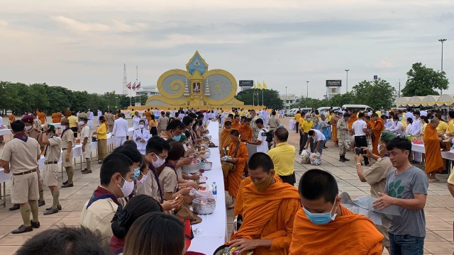 พสกนิกรทำบุญตักบาตร เฉลิมพระเกียรติในหลวงรัชกาลที่ 10