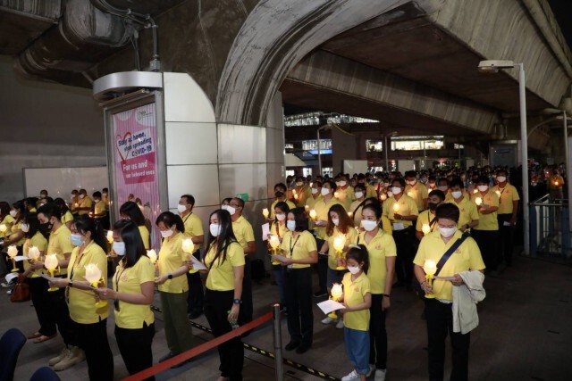 กลุ่มบีทีเอสจัดพิธีจุดเทียนถวายพระพรชัยมงคล