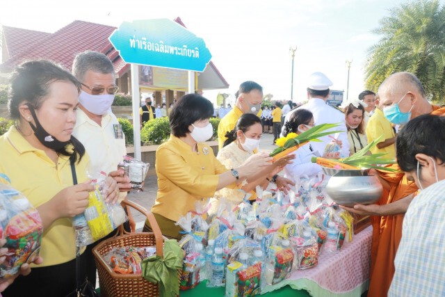 ผู้ว่าฯปทุมธานี นำข้าราชการ ลงนามถวายพระพรชัยมงคล ทำบุญตักบาตรข้าวสารอาหารแห้งแก่พระสงฆ์