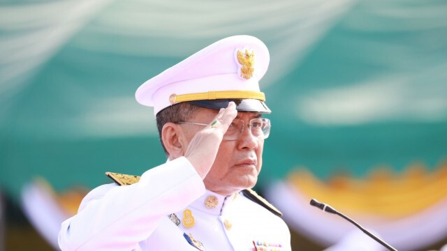 ผู้ว่าฯปทุมธานี นำข้าราชการ ลงนามถวายพระพรชัยมงคล ทำบุญตักบาตรข้าวสารอาหารแห้งแก่พระสงฆ์