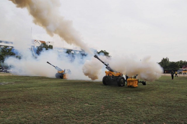 ยิงสลุตหลวง 21 นัดเฉลิมพระเกียรติในหลวง