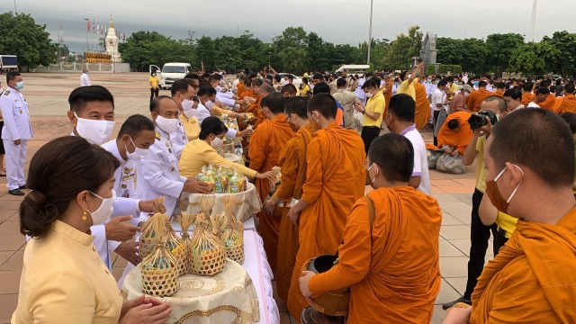 พสกนิกรทำบุญตักบาตร เฉลิมพระเกียรติในหลวงรัชกาลที่ 10