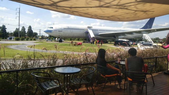 นักท่องเที่ยวแห่เช็คอิน เครื่องบิน Airbus ลำใหญ่กลางทุ่ง
