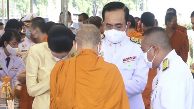 นำครม.ทำบุญตักบาตร ถวายพระราชกุศล ร.10