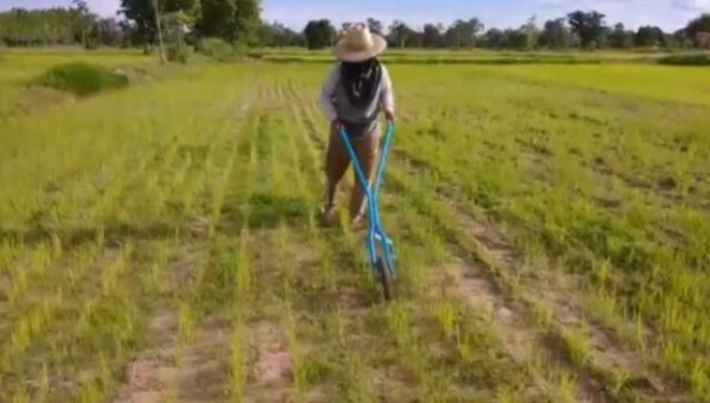 เกษตรกรรุ่นใหม่คิดค้นเครื่องถางหญ้าราคาประหยัด