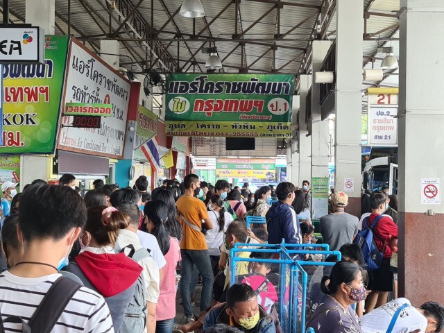 ถนนมิตรภาพรถติดหนึบ ขณะที่ บขส.โคราชแน่น คนเดินทางกลับ กทม.