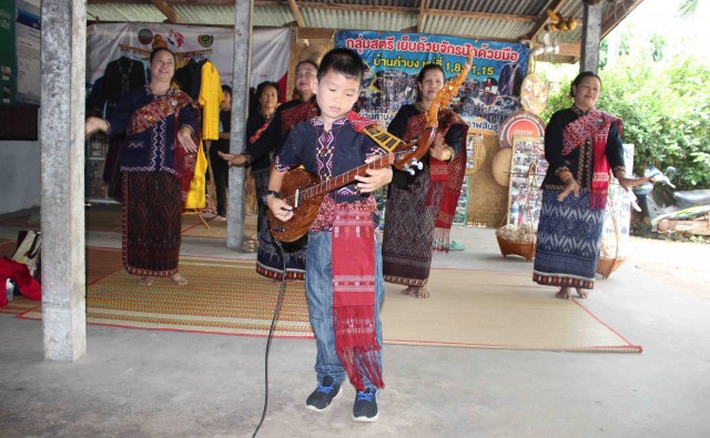 8 ขวบหัดดีดพิณทางยูทูป จนได้ฉายามังกร พิณพญานาค