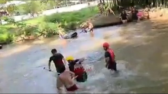 โจ๋หนุ่มเรือยางลอยชนใช้ไม้พายตีคู่กรณี กลางแก่งนครนายก
