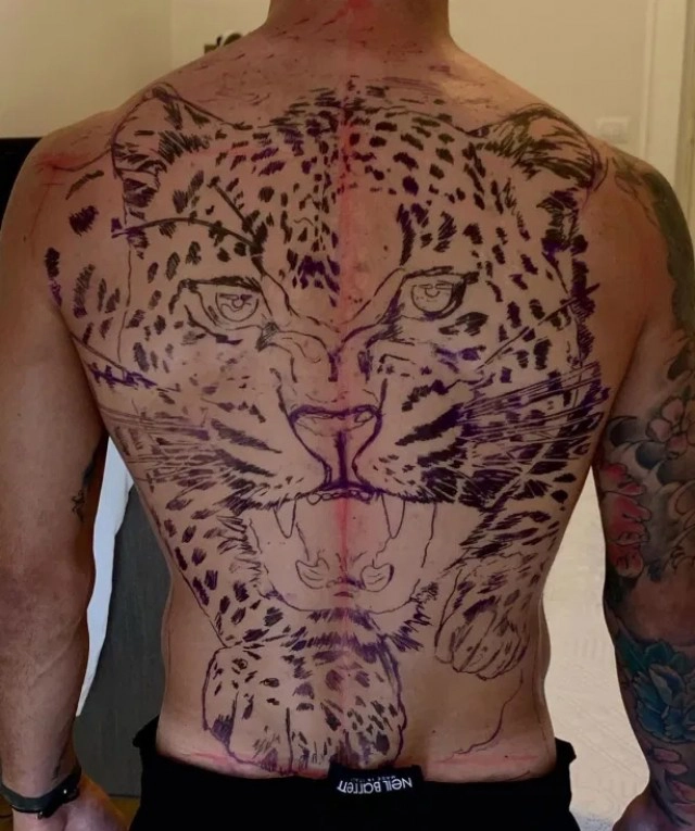 แข้งดังของนาโปลี โชว์รอยสักรูปเสือดาวเต็มแผ่นหลัง