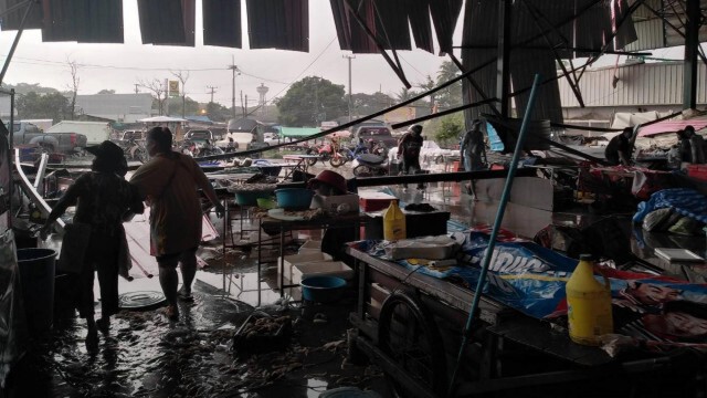พายุฝนซัดหลังคาตลาดพังถล่มทับแม่ค้าดับ 1 เจ็บ 14 คน