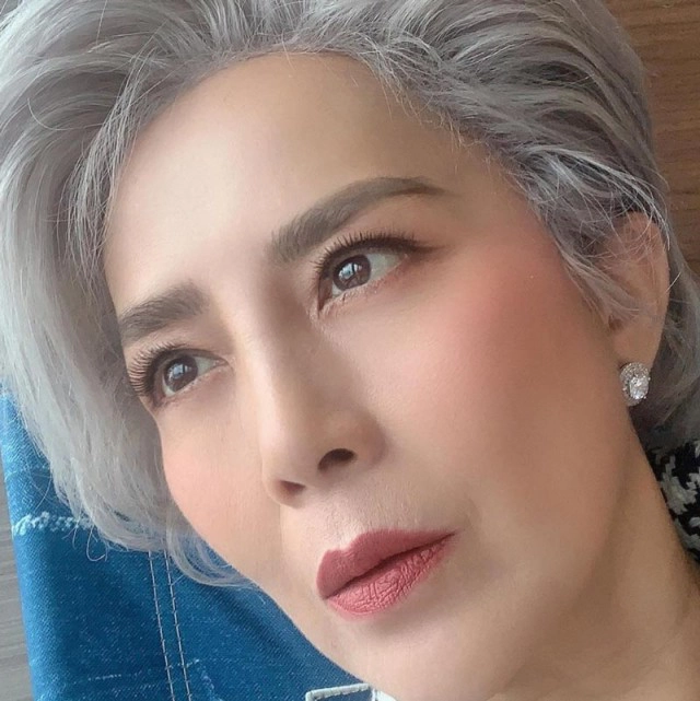 "ต่าย เพ็ญพักตร์" เปลี่ยนลุคใหม่ กลายเป็นสาวเท่ ผมสั้นสีเทาเก๋