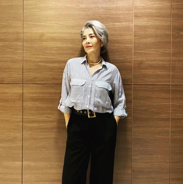 "ต่าย เพ็ญพักตร์" เปลี่ยนลุคใหม่ กลายเป็นสาวเท่ ผมสั้นสีเทาเก๋