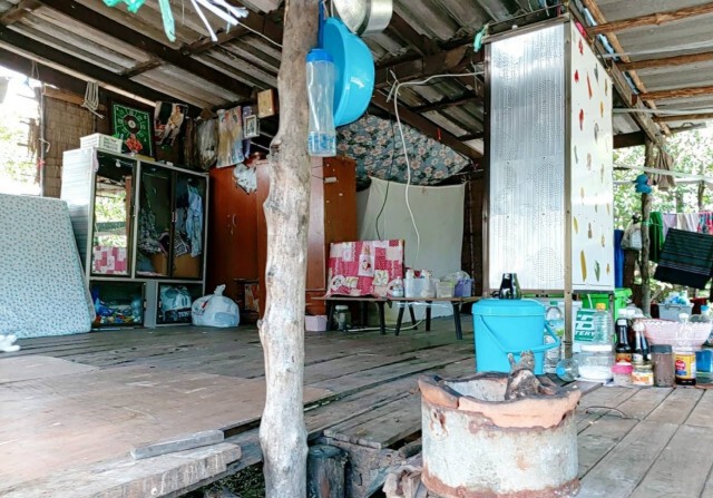 สองยายหลาน ชีวิตลำบากอยู่กระท่อมพุพังกลางป่าไร้น้ำไฟ