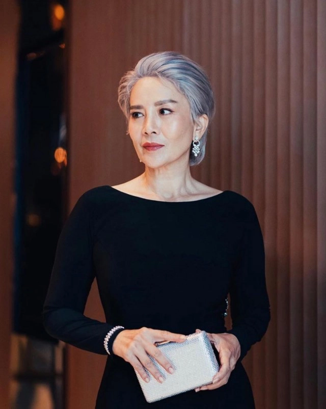 "ต่าย เพ็ญพักตร์" เปลี่ยนลุคใหม่ กลายเป็นสาวเท่ ผมสั้นสีเทาเก๋