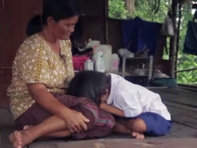 สองยายหลาน ชีวิตลำบากอยู่กระท่อมพุพังกลางป่าไร้น้ำไฟ