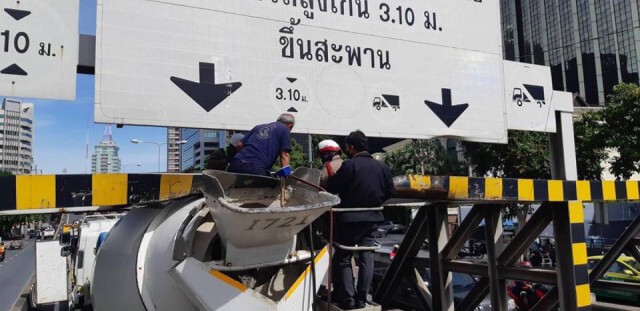 รถโม่ปูนชนเหล็กกั้น รถติดหนึบ