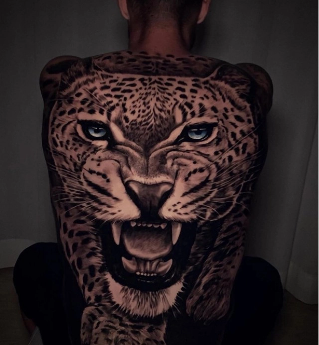 แข้งดังของนาโปลี โชว์รอยสักรูปเสือดาวเต็มแผ่นหลัง