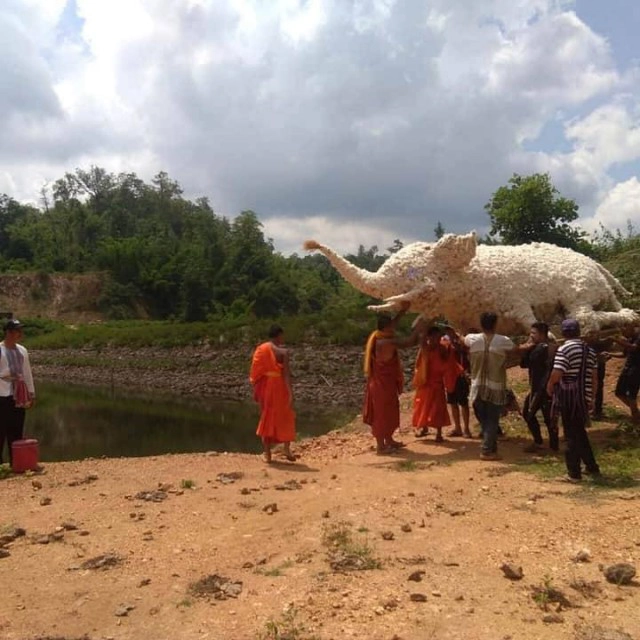 ชาวปกาเกอะญอแห่ช้างเผือกขอฝน