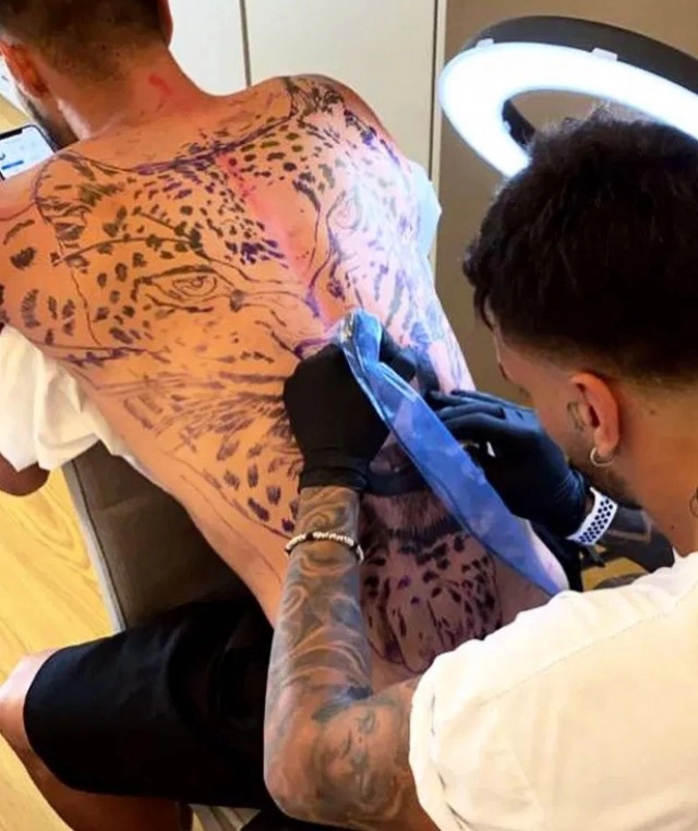 แข้งดังของนาโปลี โชว์รอยสักรูปเสือดาวเต็มแผ่นหลัง