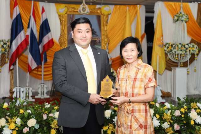 ‘ม.ราชภัฎธนฯ ’ มอบรางวัล ผู้ทำประโยชน์แก่ชาติ