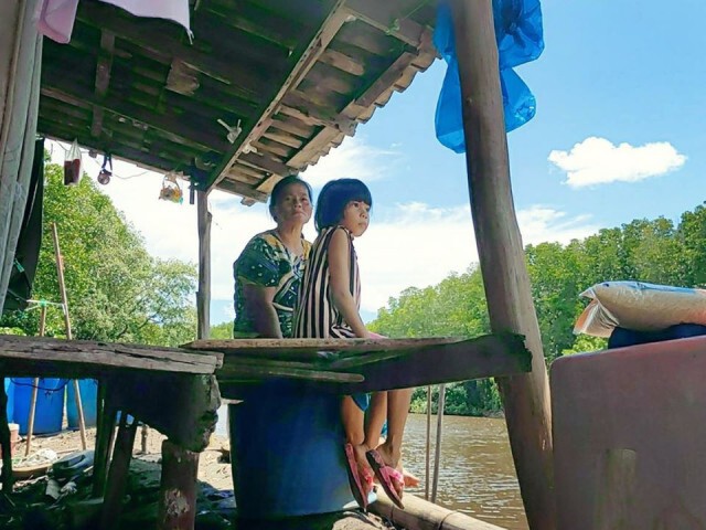 สองยายหลาน ชีวิตลำบากอยู่กระท่อมพุพังกลางป่าไร้น้ำไฟ