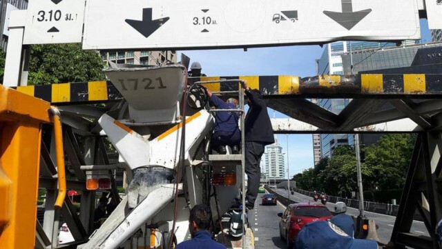 รถโม่ปูนชนเหล็กกั้น รถติดหนึบ