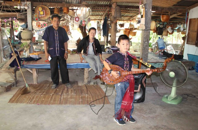 8 ขวบหัดดีดพิณทางยูทูป จนได้ฉายามังกร พิณพญานาค