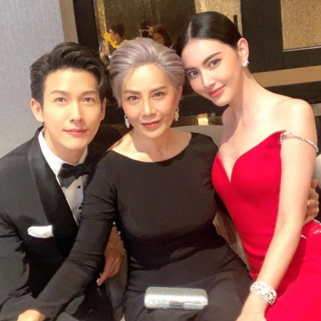 "ต่าย เพ็ญพักตร์" เปลี่ยนลุคใหม่ กลายเป็นสาวเท่ ผมสั้นสีเทาเก๋