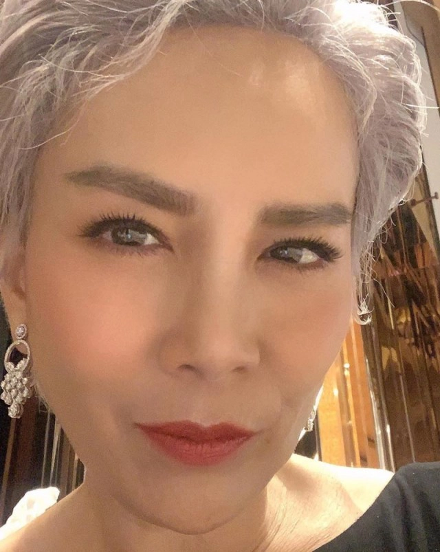 "ต่าย เพ็ญพักตร์" เปลี่ยนลุคใหม่ กลายเป็นสาวเท่ ผมสั้นสีเทาเก๋