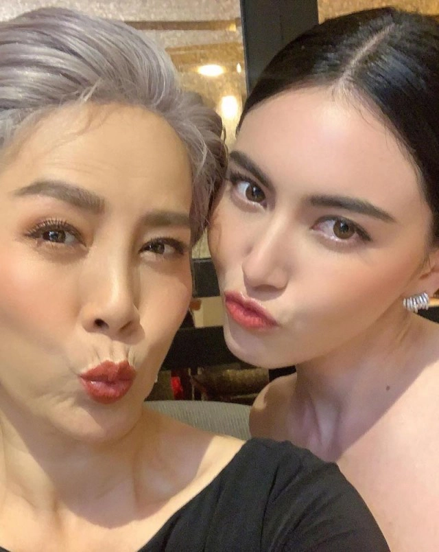 "ต่าย เพ็ญพักตร์" เปลี่ยนลุคใหม่ กลายเป็นสาวเท่ ผมสั้นสีเทาเก๋