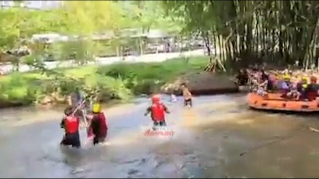 โจ๋หนุ่มเรือยางลอยชนใช้ไม้พายตีคู่กรณี กลางแก่งนครนายก