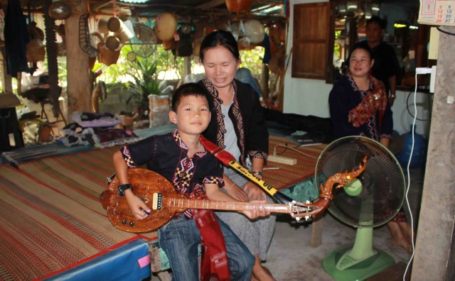 8 ขวบหัดดีดพิณทางยูทูป จนได้ฉายามังกร พิณพญานาค