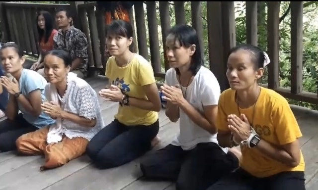 ชาวบ้านเคืองลุงพลปักธูปกลับหัวลบหลู่ ห้ามหมอปลา-สื่อทีวีปักหลัก