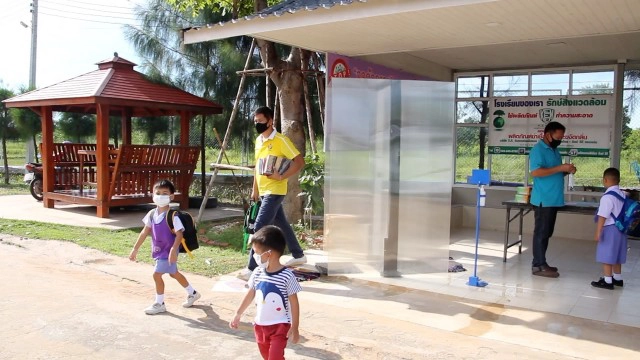 ดอกไม้หนังสือไหว้ครู  แทนกรวยดอกไม้สร้างก้าวแรกการเป็นผู้ให้