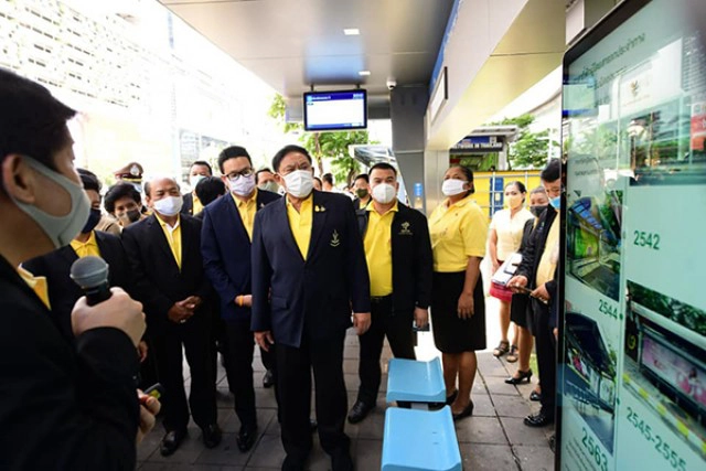 กทม. เปิดตัวป้ายรถเมล์อัจฉริยะ "เช็ก ชาร์จ แชร์" ฟรี