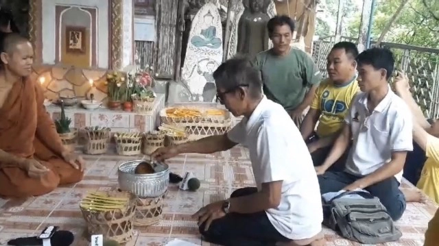 ชาวบ้านเคืองลุงพลปักธูปกลับหัวลบหลู่ ห้ามหมอปลา-สื่อทีวีปักหลัก